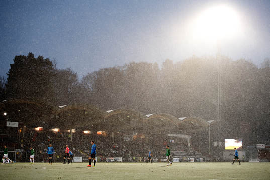 Kraftigt snöfall över Stadsparksvallen