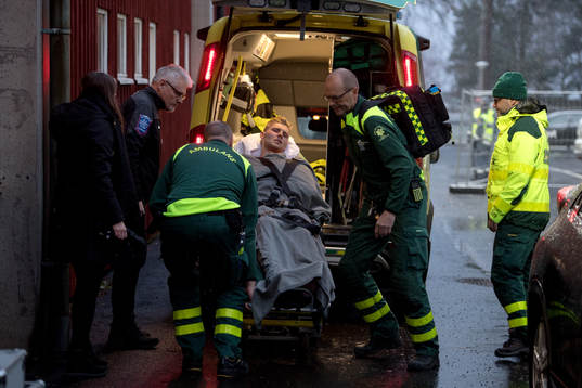 Jönköpings målvakt Anton Cajtoft körs iväg med ambulans