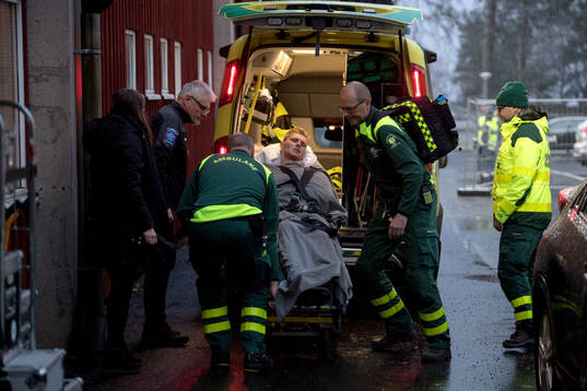 Jönköpings målvakt Anton Cajtoft hämtas av ambulans