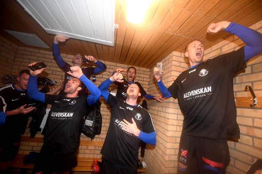 Trelleborgs spelare jublar i omklädningsrummet