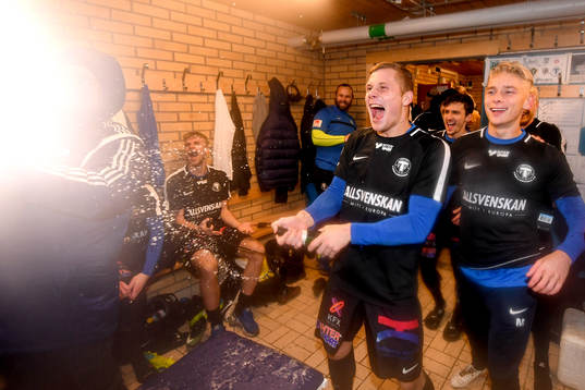 Trelleborgs Erik Andersson jublar i omklädningsrummet