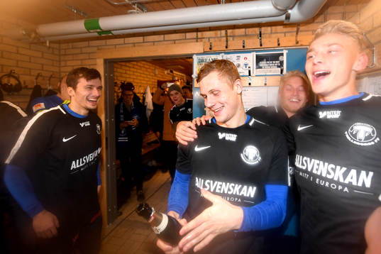 Trelleborgs Kristian Haynes jublar i omklädningsrummet