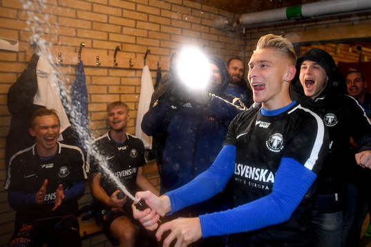 Trelleborgs Johan Brannefalk jublar i omklädningsrummet