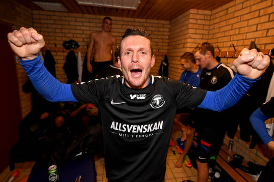 Trelleborgs Kristian Haynes jublar i omklädningsrummet