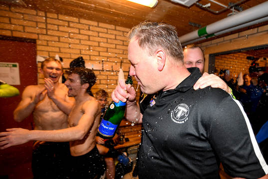 Trelleborgs tränare Patrick Winqvist dricker champagne i