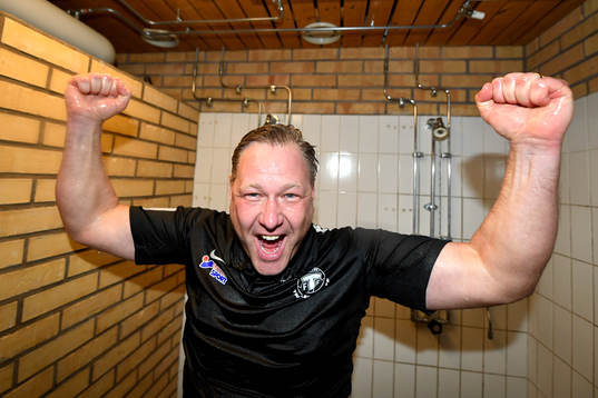Trelleborgs tränare Patrick Winqvist jublar i duschen