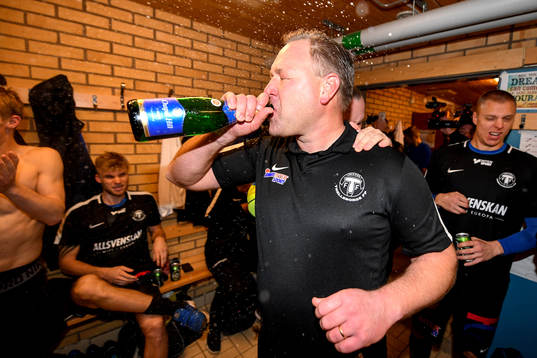 Trelleborgs tränare Patrick Winqvist dricker champagne i