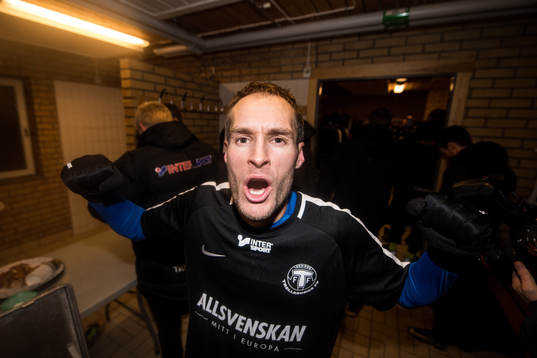 Trelleborgs Zoran Jovanovic jublar i omklädningsrummet
