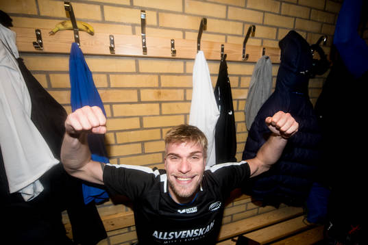 Trelleborgs Robin Nilsson jublar i omklädningsrummet