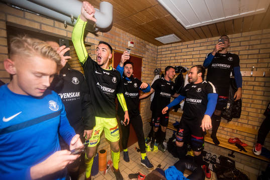 Trelleborgs spelare jublar i omklädningsrummet
