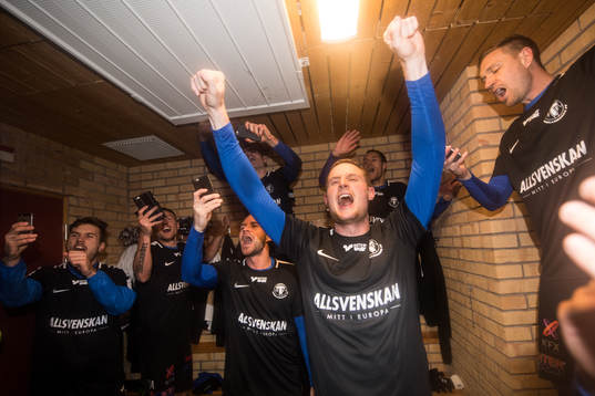 Trelleborgs spelare jublar i omklädningsrummet