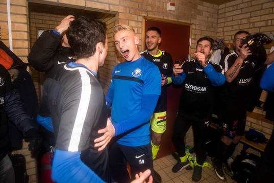 Trelleborgs Johan Brannefalk (m) jublar i omklädningsrummet