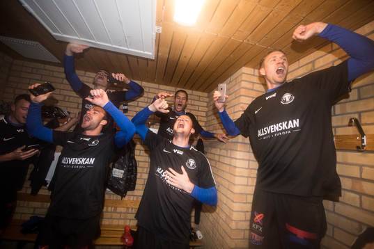 Trelleborgs spelare jublar i omklädningsrummet
