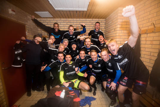 Trelleborgs spelare jublar i omklädningsrummet