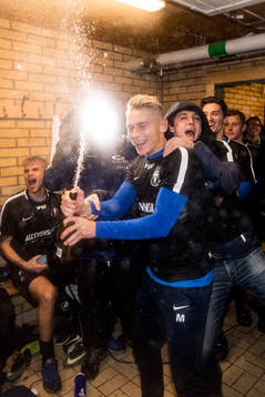 Trelleborgs Johan Brannefalk jublar med champagne i