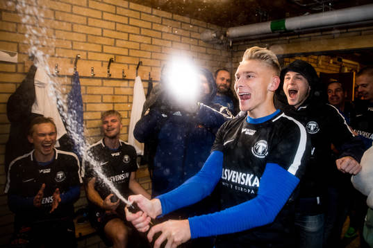 Trelleborgs Johan Brannefalk jublar med champagne i