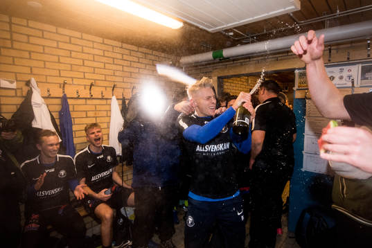 Trelleborgs Johan Brannefalk jublar med champagne i