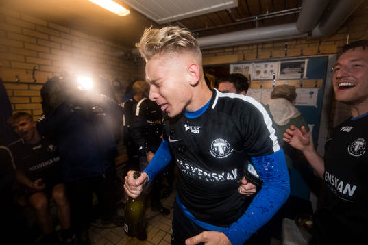 Trelleborgs Johan Brannefalk jublar med champagne i