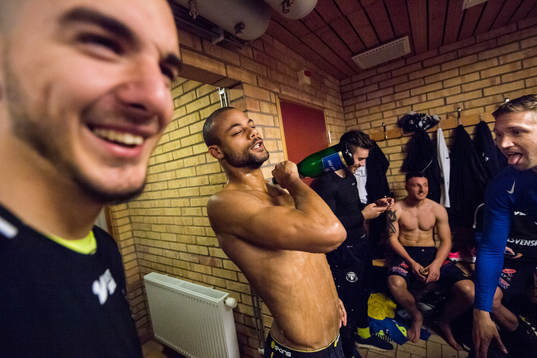 Trelleborgs Salif Camara Jönsson häller champagne över
