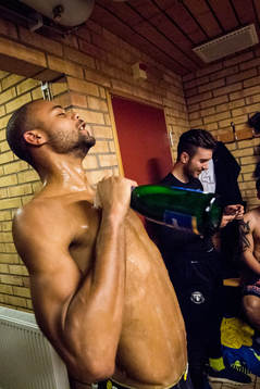 Trelleborgs Salif Camara Jönsson häller champagne över