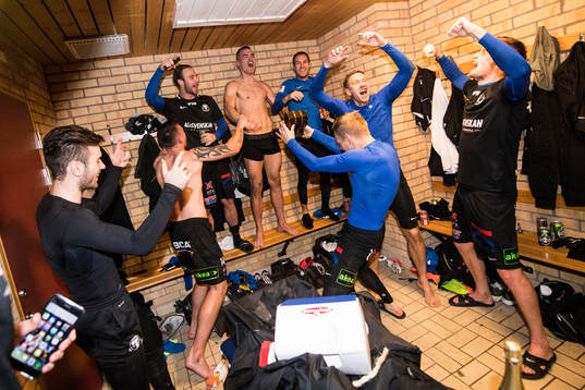 Trelleborgs spelare jublar i omklädningsrummet