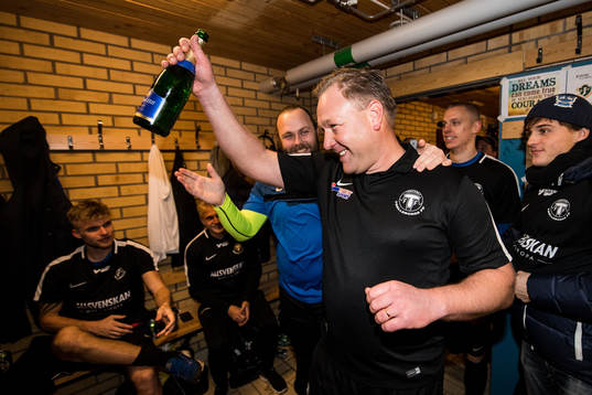 Trelleborgs tränare Patrick Winqvist jublar i