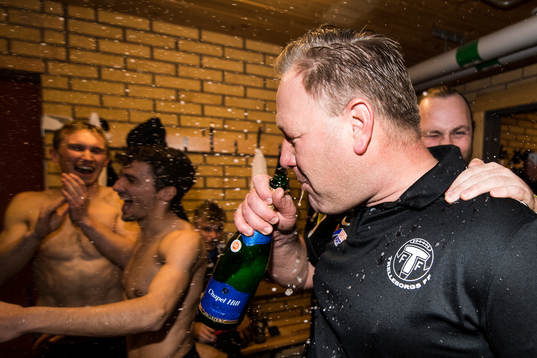 Trelleborgs tränare Patrick Winqvist dricker champagne i