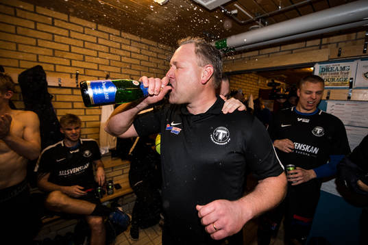 Trelleborgs tränare Patrick Winqvist dricker champagne i