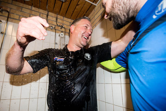 Trelleborgs tränare Patrick Winqvist blir duschad i