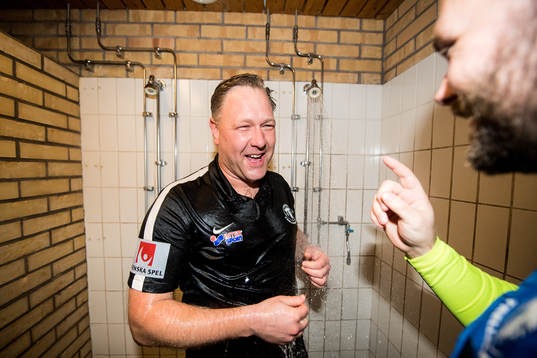 Trelleborgs tränare Patrick Winqvist blir duschad i