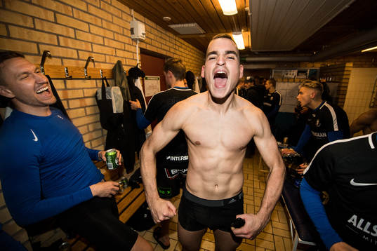 Trelleborgs Dino Islamovic jublar i omklädningsrummet