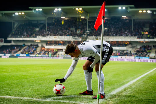 Pål André Helland of Rosenborg prepares to take a corner