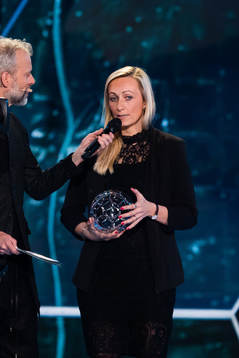 Konferencier Fredrik Berling och Årets tränare i