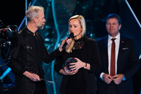 Konferencier Fredrik Berling och Årets tränare i