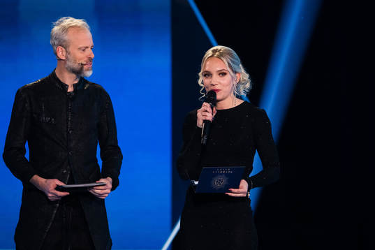 Konferencier Fredrik Berling och Elin Rubensson delar ut