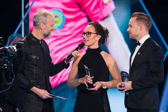 Konferencier Fredrik Berling och Årets domare Pernilla