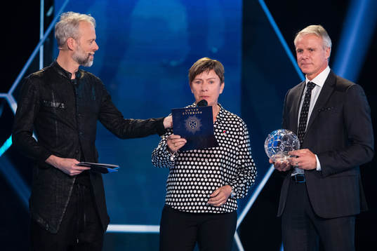 Anette Börjesson och Roland Nilsson delar ut pris till