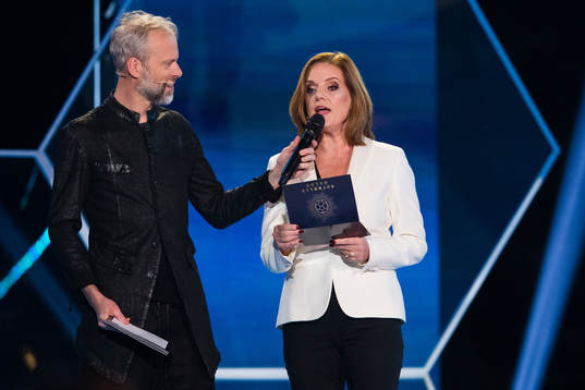 Konferencier Fredrik Berling och Annika Grälls