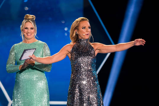 Programledarna Anna Brolin och Frida Nordstrand