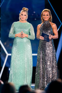 Programledarna Anna Brolin och Frida Nordstrand
