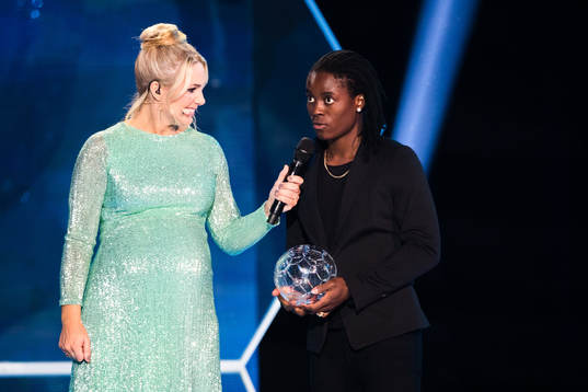 Tabitha Chawinga tilldelas priset som Årets forward