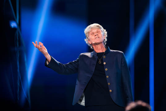 Pia Sundhage sjunger när hon tilldelas Fotbollskanalens