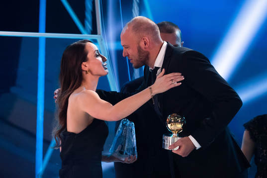 Kosovare Asllani med Diamantbollen och Andreas Granqvist