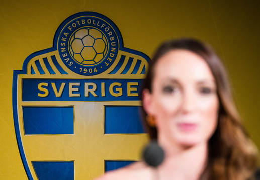 Svenska Fotbollförbundets emblem bakom vinnaren av