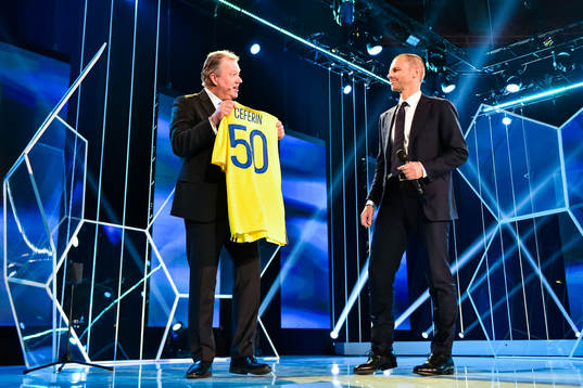 Aleksander Ceferin, ordförande i UEFA får en matchtröja