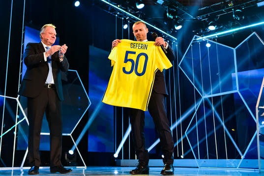 Aleksander Ceferin, ordförande i UEFA får en matchtröja