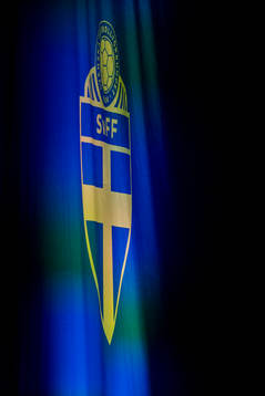Logotyper för Svenska Fotbollförbundet längs blå mattan