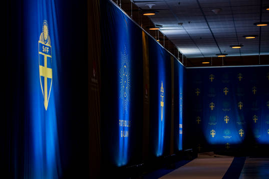 Logotyper för Svenska Fotbollförbundet längs blå mattan