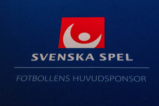 Logotyp för Svenska Spel längs blå mattan