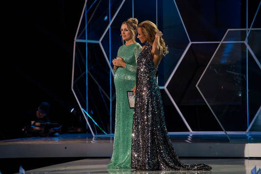 Anna Brolin och Frida Nordstrand repeterar på scen